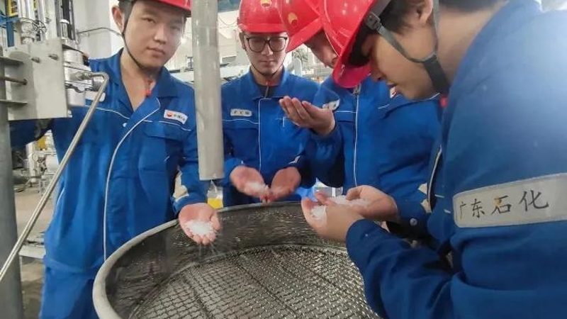 亚克力胶粘剂与硅胶胶水：性能差异与应用场景解析